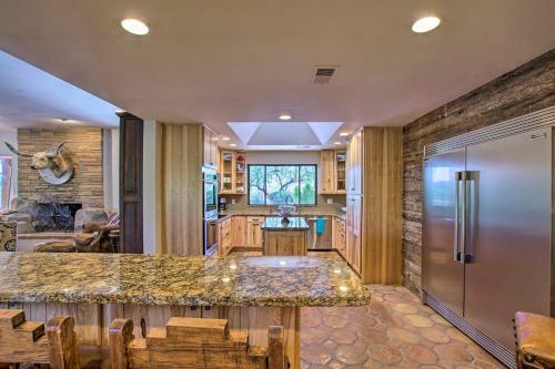 Luxe Ranch Refuge With Rooftop Patio And Mtn View