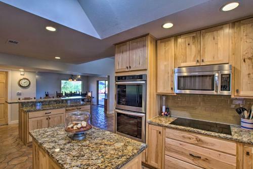 Luxe Ranch Refuge With Rooftop Patio And Mtn View