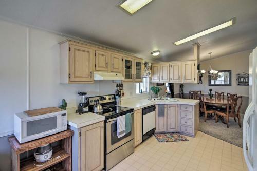 Golden Valley Home With Grill And Mountain Views!