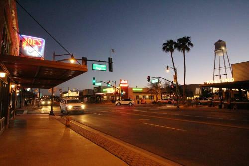 Cozy Gilbert Condo Walking Distance To Downtown !