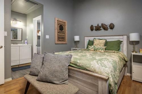 Cozy Gilbert Condo Walking Distance To Downtown !