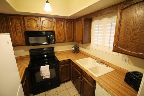 Cozy Gilbert Condo Walking Distance To Downtown !