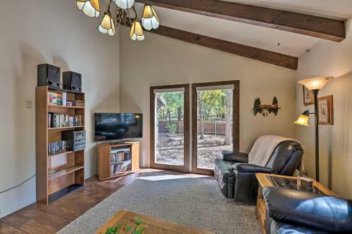 Spacious Pinetop Cabin - 7 Miles To Show Low!
