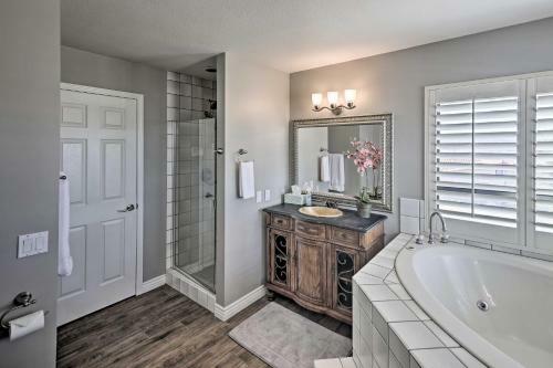 Zen Desert Oasis With Lake View, 1 Mi To Beach!