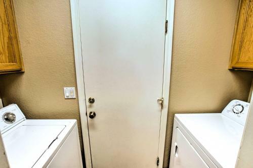 Sun-soaked Mesa Townhome 18 Mi To Phoenix!