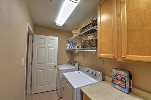 Phoenix House With Patio - 1 Block To Public Transit!