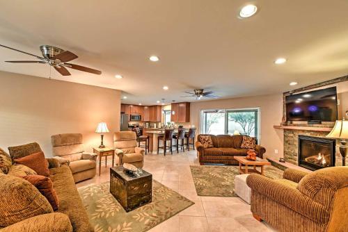 Phoenix House With Patio - 1 Block To Public Transit!