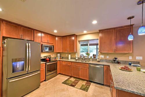 Phoenix House With Patio - 1 Block To Public Transit!