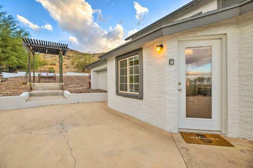 Modern Backhouse With Hot Tub And Tiki Bar Access