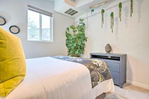 Modern Backhouse With Hot Tub And Tiki Bar Access