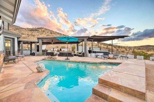 Modern Backhouse With Hot Tub And Tiki Bar Access