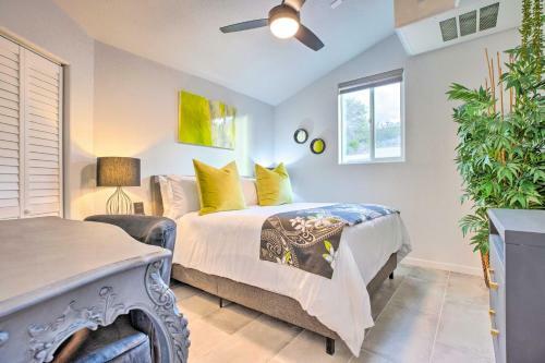 Modern Backhouse With Hot Tub And Tiki Bar Access