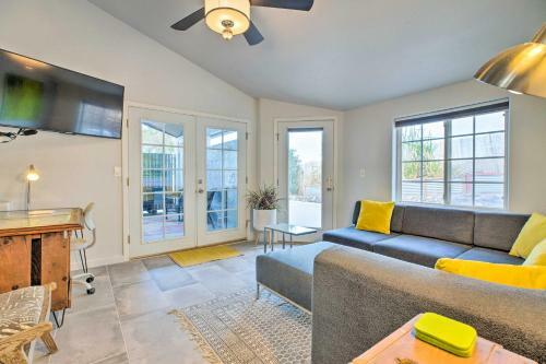 Modern Backhouse With Hot Tub And Tiki Bar Access