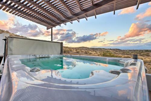 Modern Backhouse With Hot Tub And Tiki Bar Access