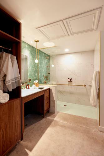 Hotel Rise Uptown