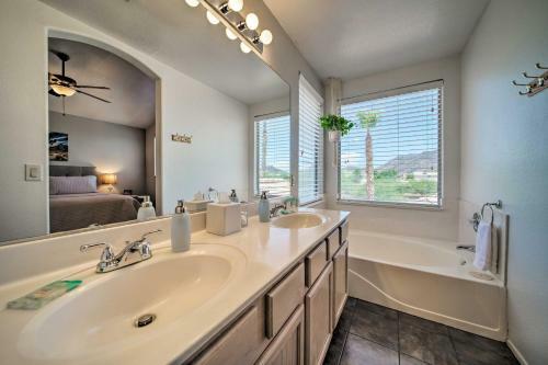 Glendale Escape About 7 Mi To Peoria Sports Complex!