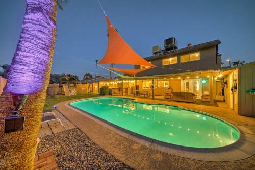 Relaxing Phoenix House With Hot Tub, Pool, And Grill!