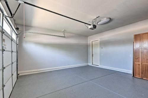 Upscale Phoenix Home With Backyard, Near Golf!