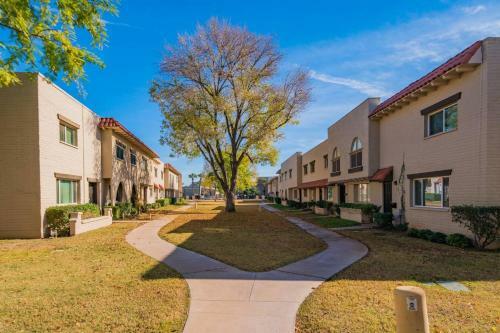 Spacious 4br Townhome In Scottsdale By Wanderjaunt