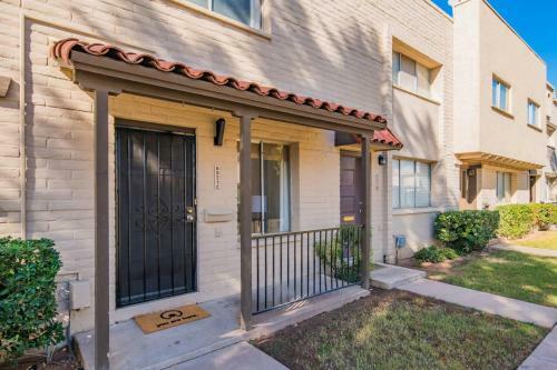 Spacious 4br Townhome In Scottsdale By Wanderjaunt