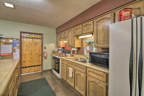 Pet-friendly Cabin, 3 Mi To Show Low Lake!