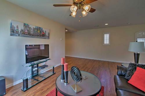 Luxurious Home With Pool, 2 Mi To Surprise Stadium!