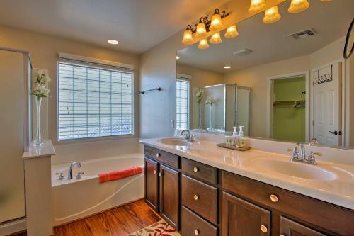 Luxurious Home With Pool, 2 Mi To Surprise Stadium!