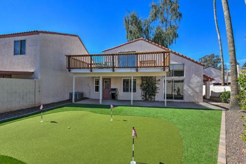 Tempe Golf Retreat With Putting Green And Pool Access!