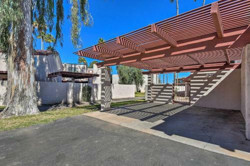 Tempe Golf Retreat With Putting Green And Pool Access!