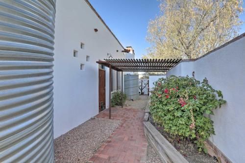 Contemporary Home With Yard - Walk To Uarizona!