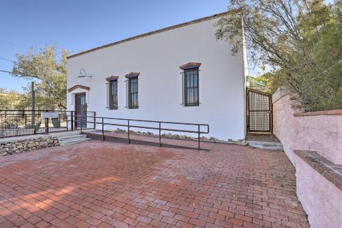 Contemporary Home With Yard - Walk To Uarizona!