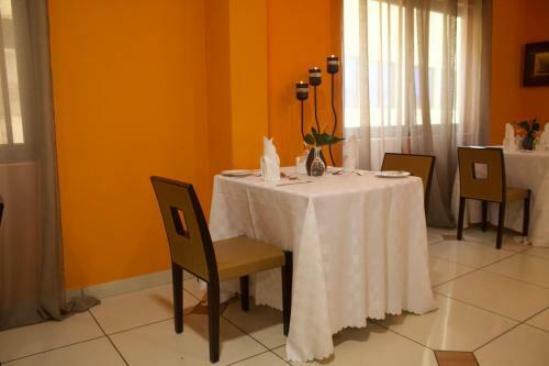 Oak Plaza Hotels East Airport