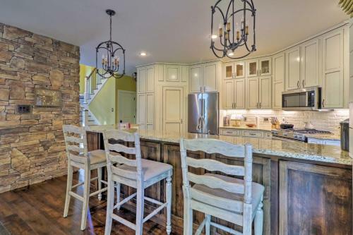 Upscale Lake Retreat With Boat Slips On Greers Ferry!