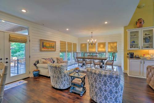 Upscale Lake Retreat With Boat Slips On Greers Ferry!