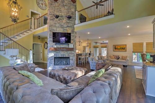 Upscale Lake Retreat With Boat Slips On Greers Ferry!