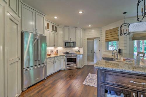 Upscale Lake Retreat With Boat Slips On Greers Ferry!