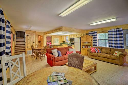 Greers Ferry Lake Home With 2 Decks, Bbq And Fire Pit!