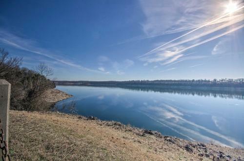 Fisherman-friendly Bull Shoals Home On Lake!