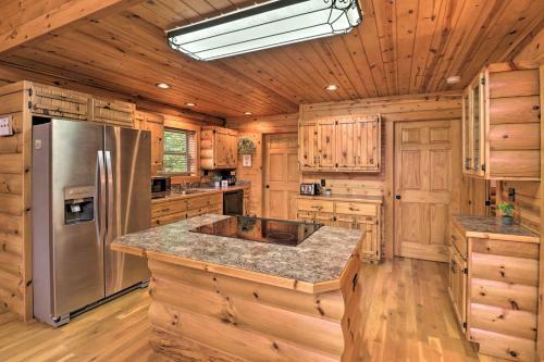 Hideaway Cabin - Walk To Greers Ferry Lake!