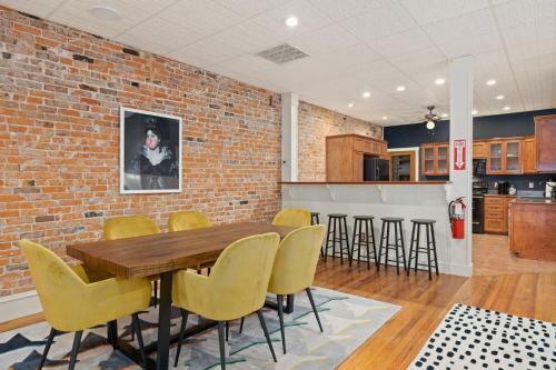 Apartamento The Central Loft - On Town Square! Best Located Property