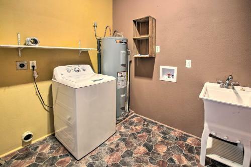 Upscale Hot Springs Escape Less Than 1 Mi To Downtown