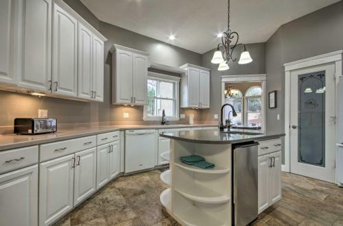 Family-friendly Norfork Lake Retreat Private Pool