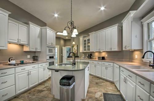 Family-friendly Norfork Lake Retreat Private Pool