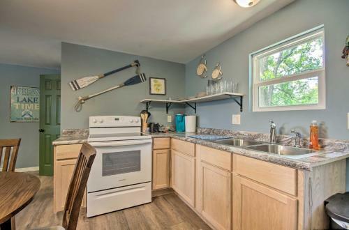 Omaha Apartment With Yard - 15 Miles To Branson