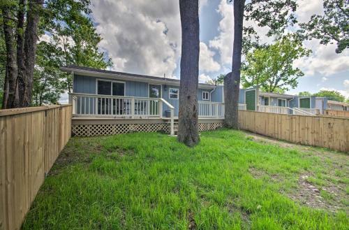 Omaha Apartment With Yard - 15 Miles To Branson