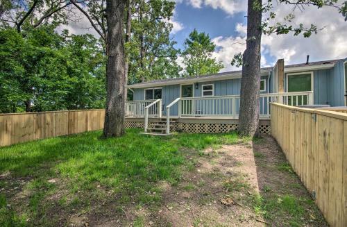 Omaha Apartment With Yard - 15 Miles To Branson