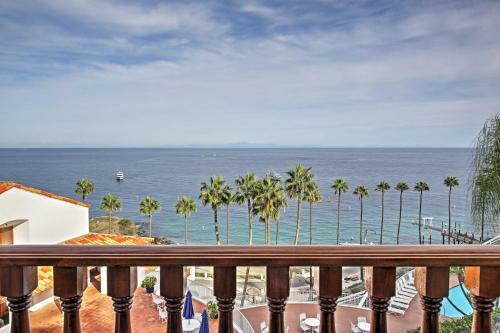 Quiet Avalon Getaway Villa With Ocean View And Balcony