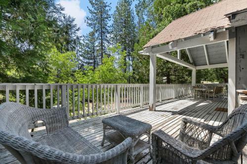 Rustic Cabin Retreat- Mins From Bass Lake
