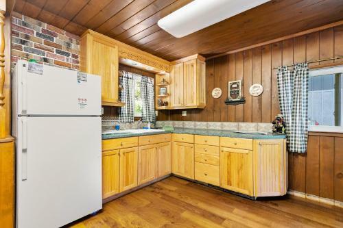 Rustic Cabin Retreat- Mins From Bass Lake