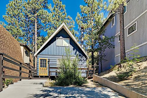 Classic Cabin With Woodsy Deck & Smart Tv Package Cabin
